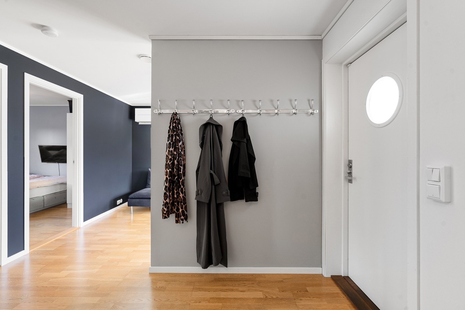 Første etasje inneholder en praktisk og familievennlig planløsning med bad, vaskerom, stue og to soverom. Galleribilde