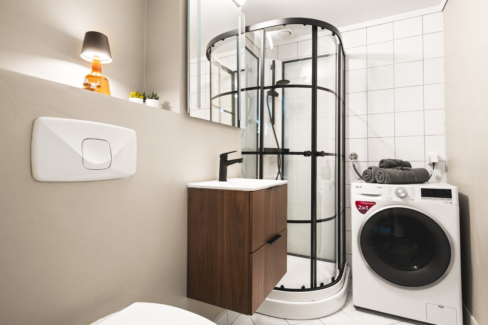 Badet måler 4,1 kvm og har varmekabler. Det er benyttet fliser og mikrosement på veggene, med tak-ess plater i taket, samt fliser på gulv. Galleribilde