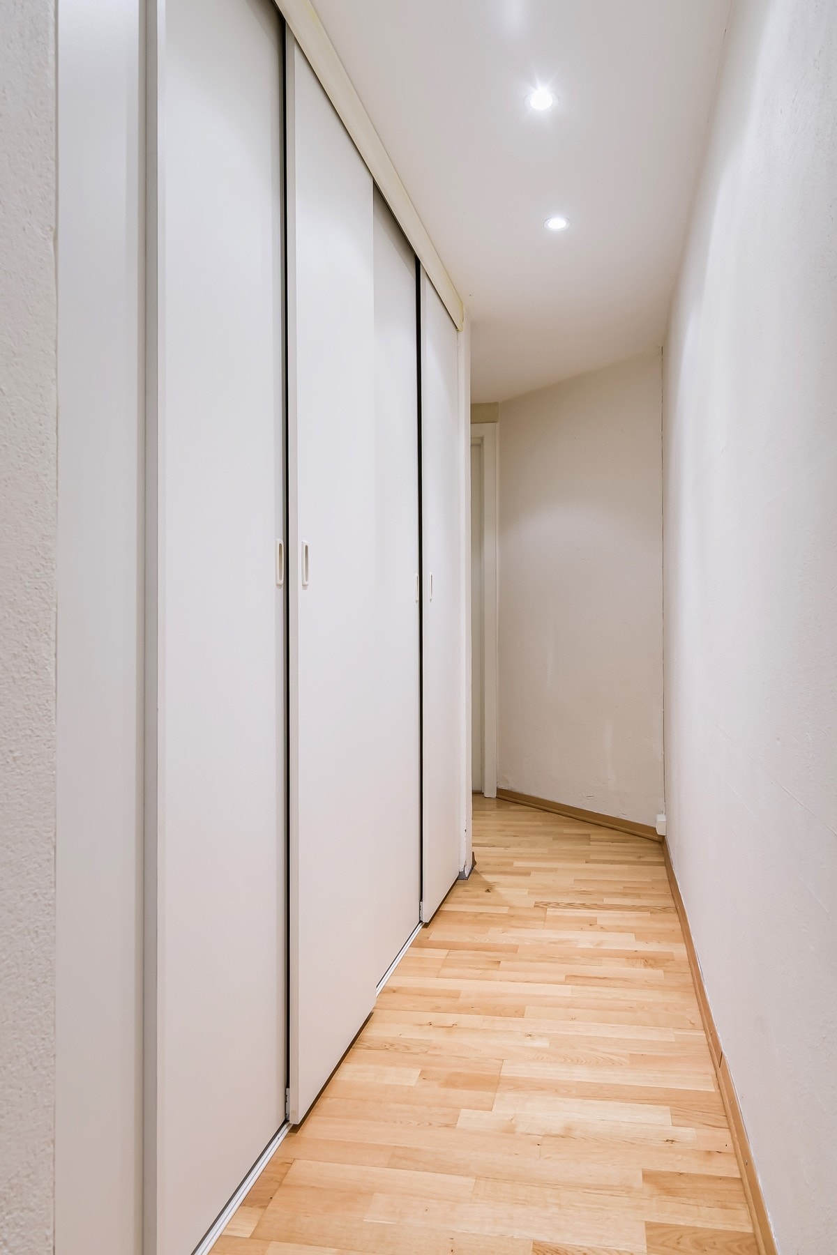 Gang med god oppbevaringsplass i skyvedørsgarderobe Galleribilde