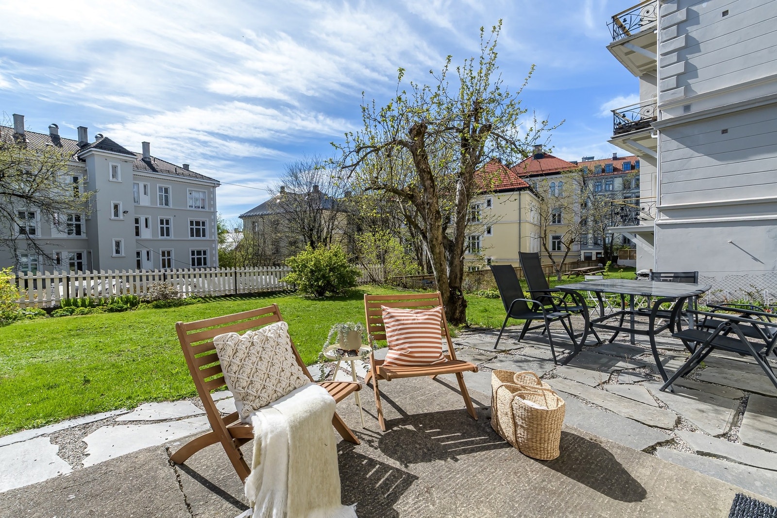 Fra leiligheten har man direkte adkomst til sameiets felleshage. Denne vender sydvest og har gode solforhold. Galleribilde