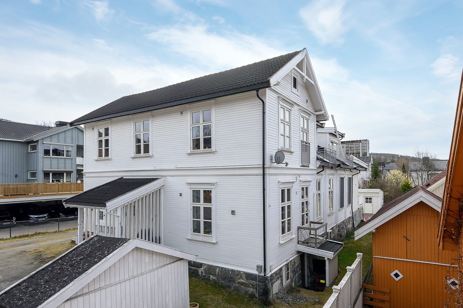 Eiendommen er en del av et nabolag preget av klassisk trehusbebyggelse og mindre boligblokker. Galleribilde