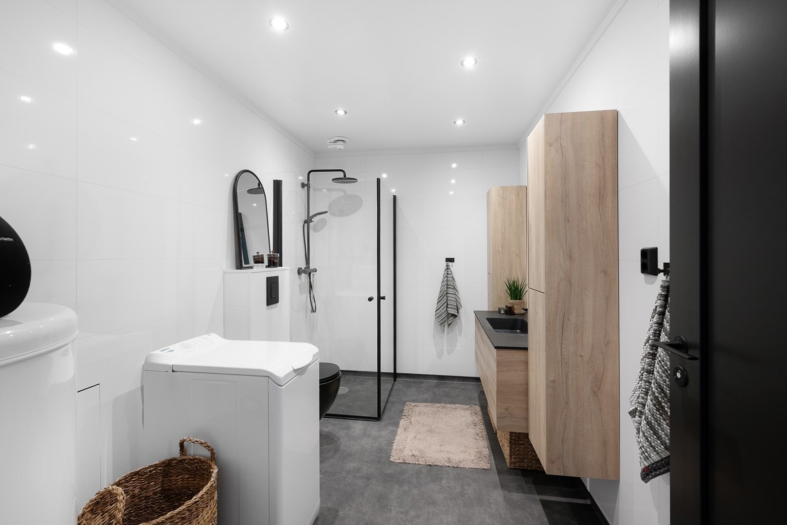 Badet har gulvvarme, baderomsplater på veggene og et slitesterkt vinylbelegg på gulvet. Galleribilde