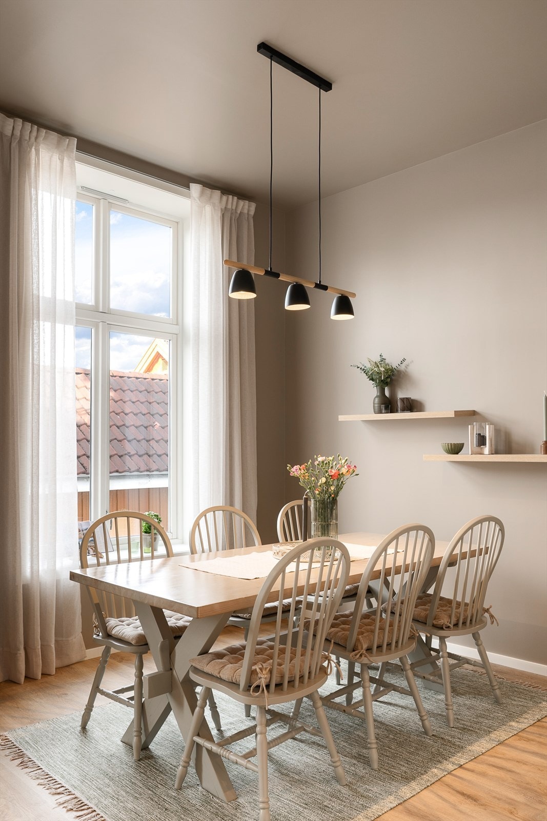 Vinduet ved spiseplassen slipper inn rikelig med dagslys. Galleribilde