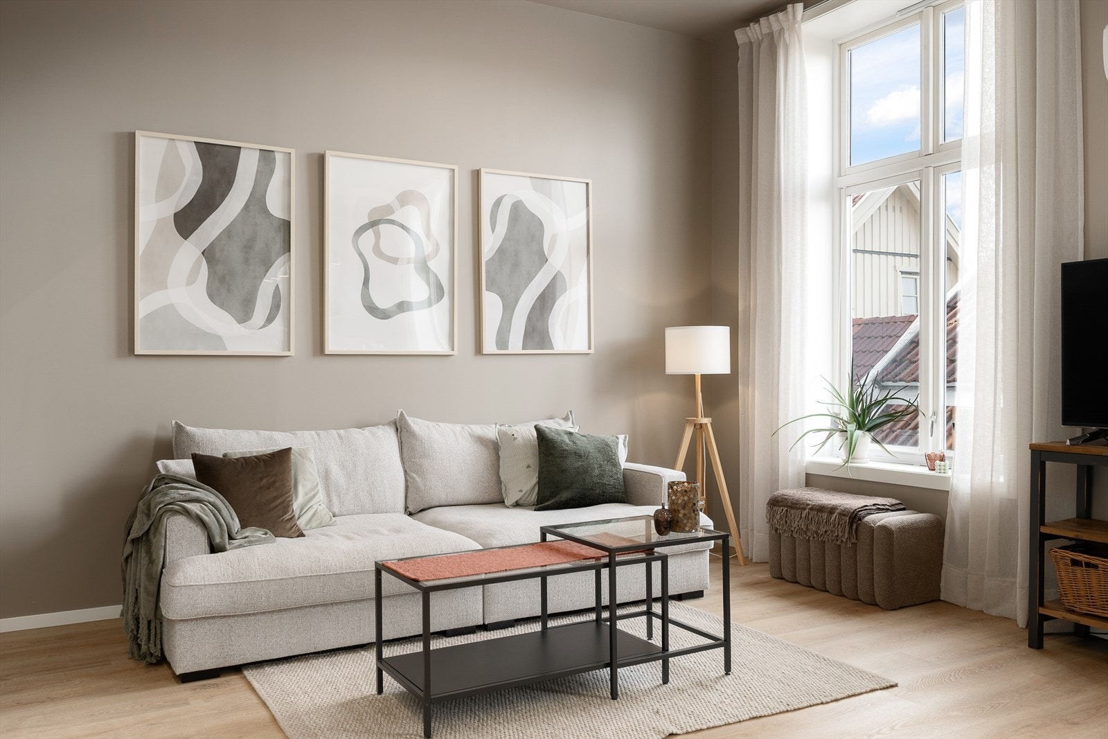 Stuen er enkel å møblere med plass til en sofagruppe. Galleribilde