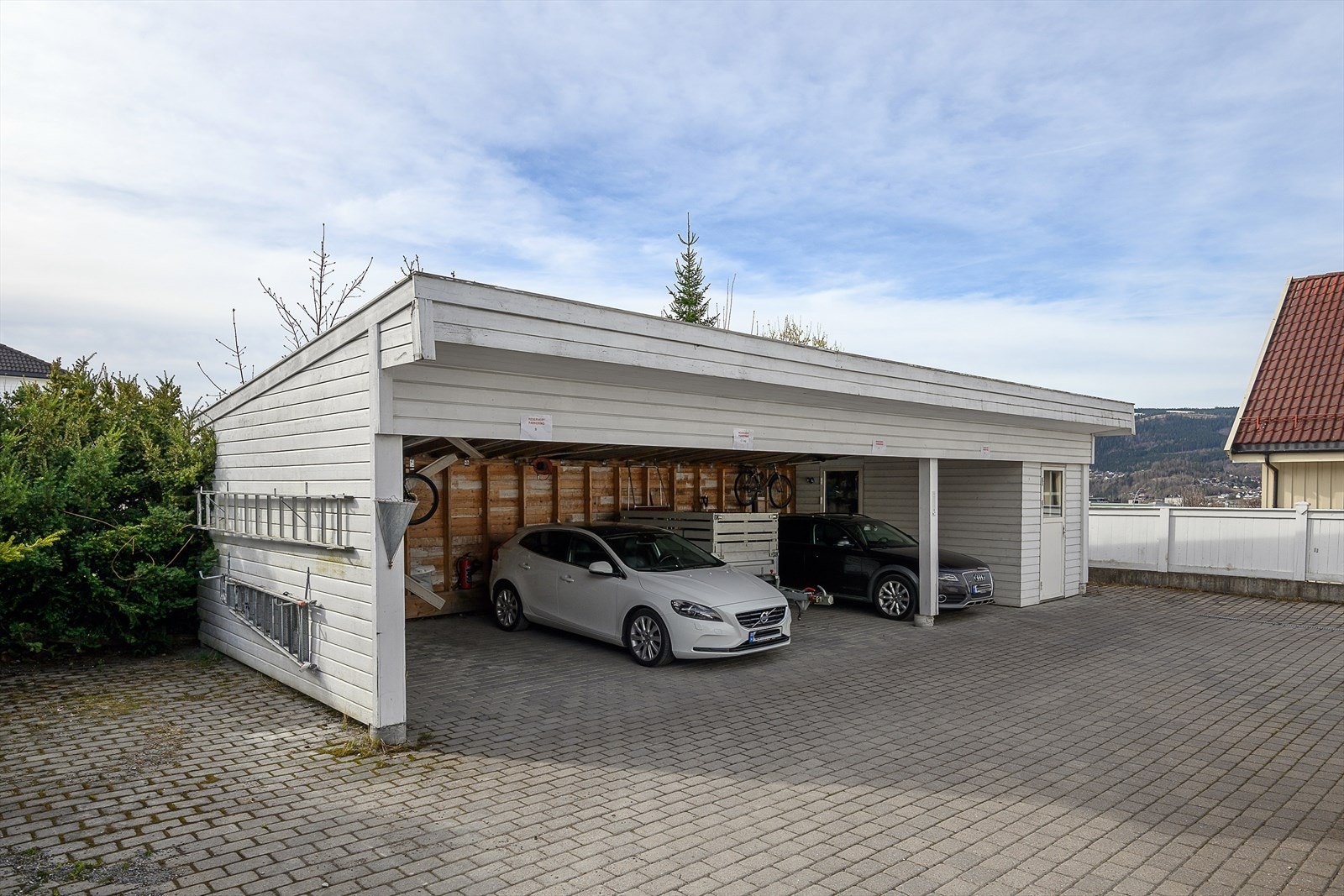 Det medfølger biloppstillingsplass i felles carportanlegg. Galleribilde