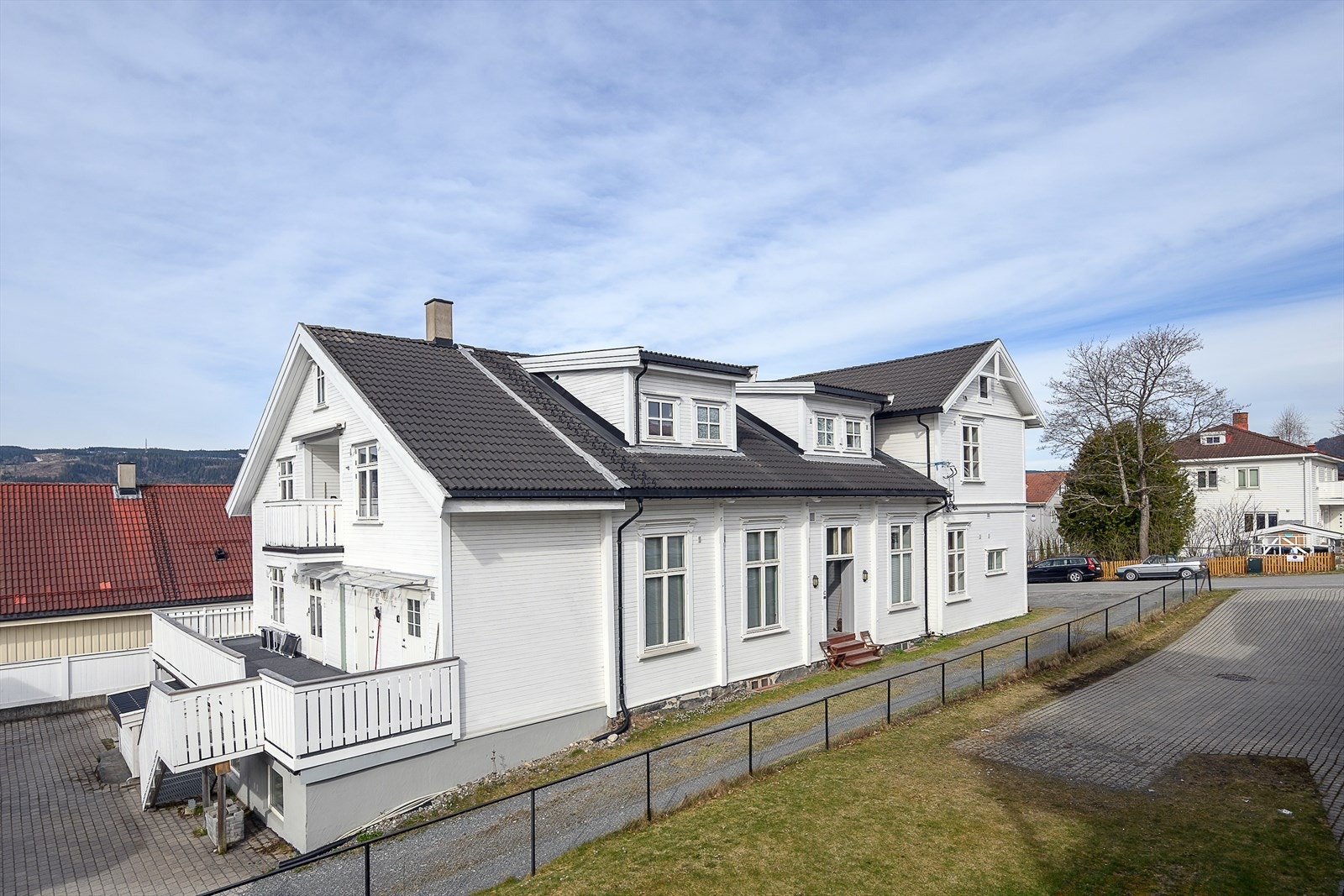 Bygningen har yttervegger i trekonstruksjon med utvendig liggende trekledning. Galleribilde