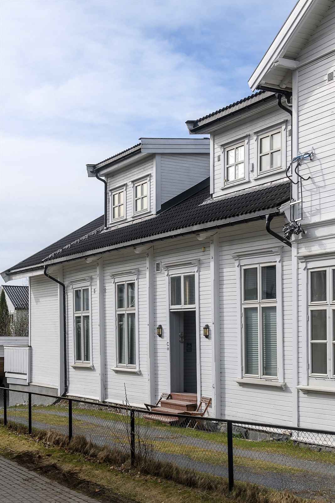 Sameiet består av 7 boligseksjoner og ligger i et etablert og rolig nabolag. Galleribilde