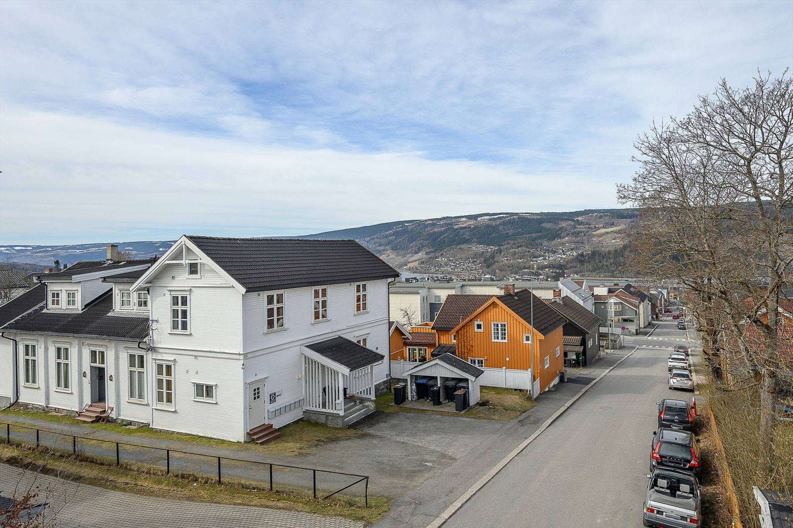 Fra Jernbanegata er det kort vei til både bylivets bekvemmeligheter og flotte turmuligheter i skog og mark. Galleribilde