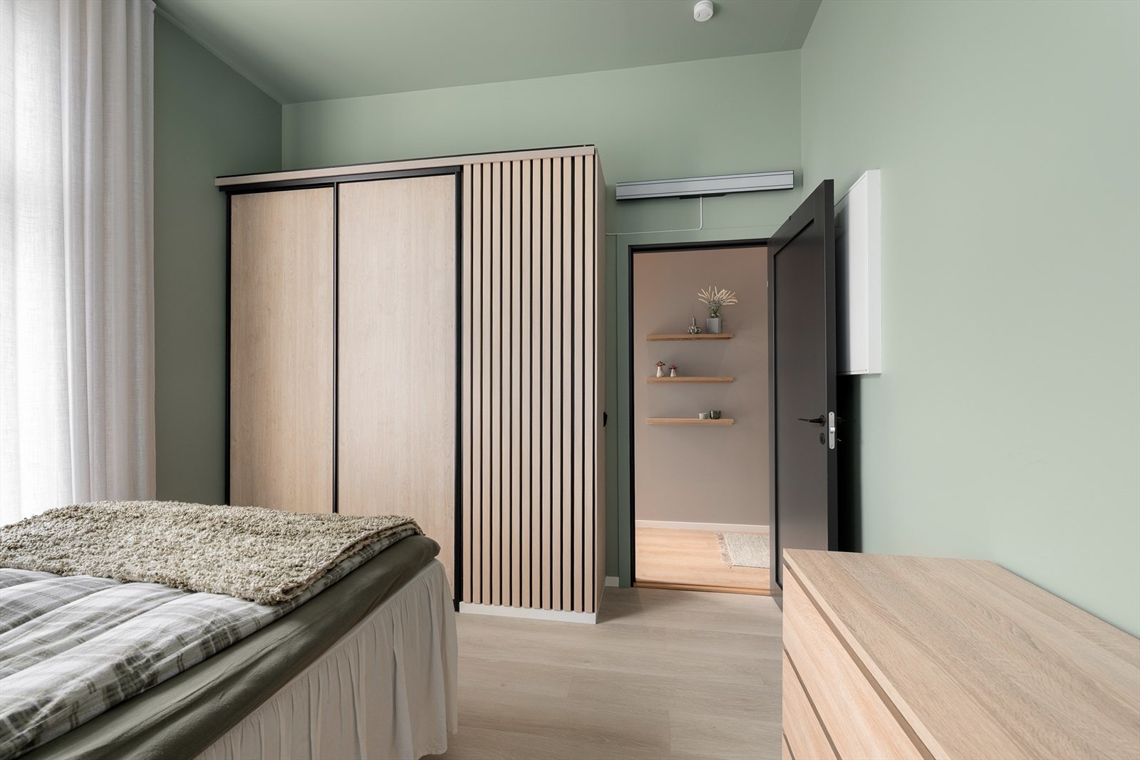 En stor skyvedørsgarderobe gir rikelig med lagringsplass. Galleribilde