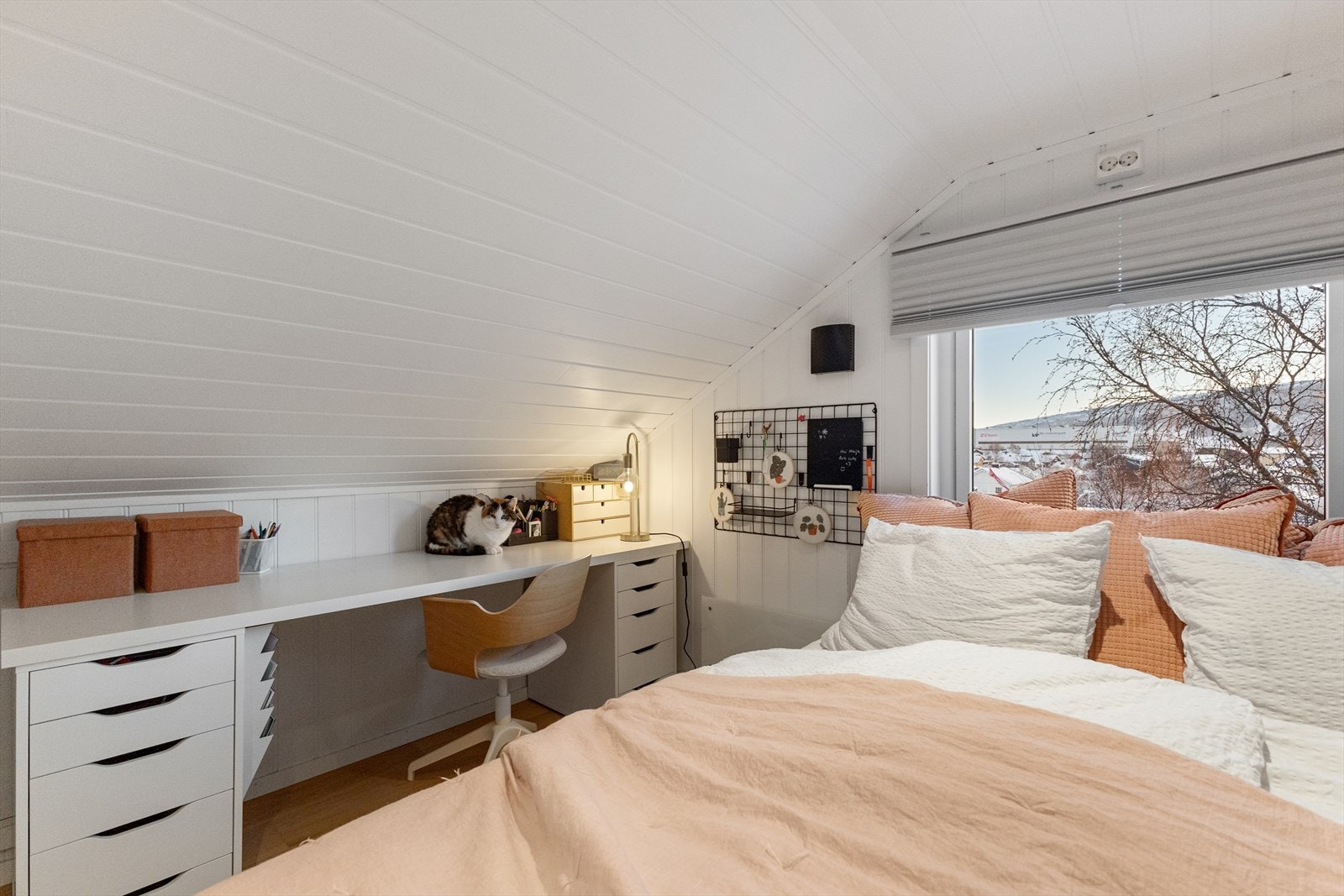 Soverommet er av stor størrelse. Det er kneloft med inspeksjonsluker og skyvedørsgarderobe fra Elfa med trådkurvsystem fra Ikea. En stavs eiekparkett selvsagt her også, med støydempende underlag. Galleribilde