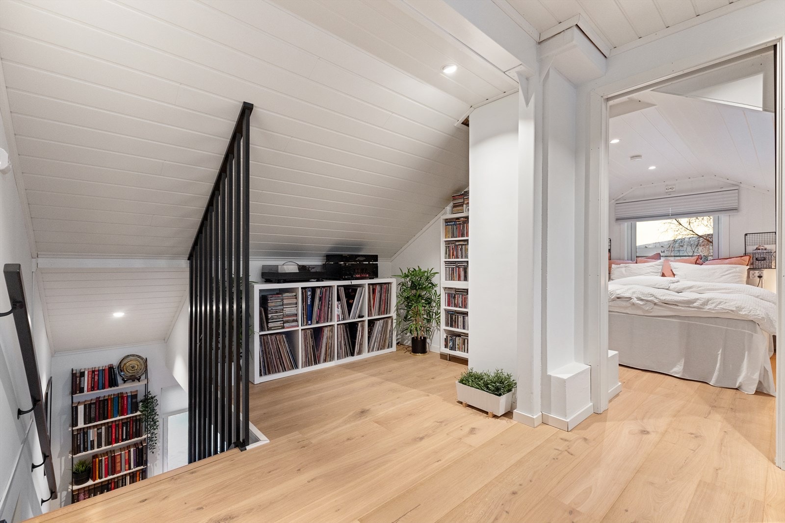 Loftstue med egen sone for rekreasjon. Galleribilde