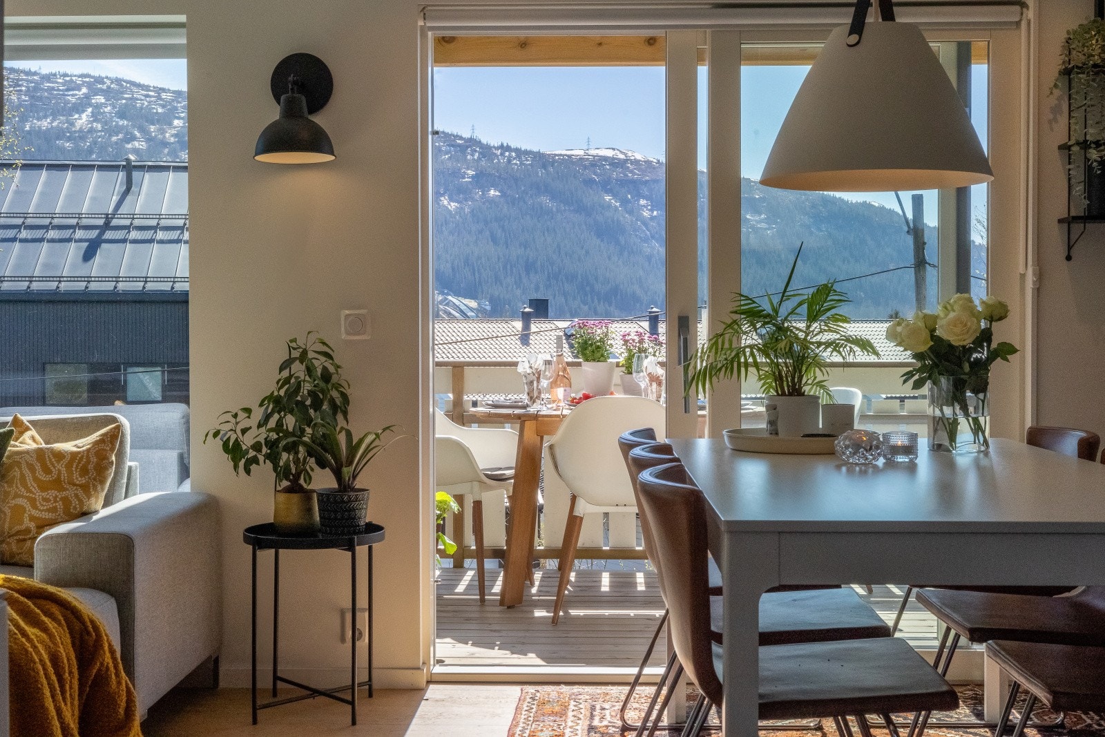 Fra spisestue/stue mot Fageråsen og Mofjellet. Galleribilde