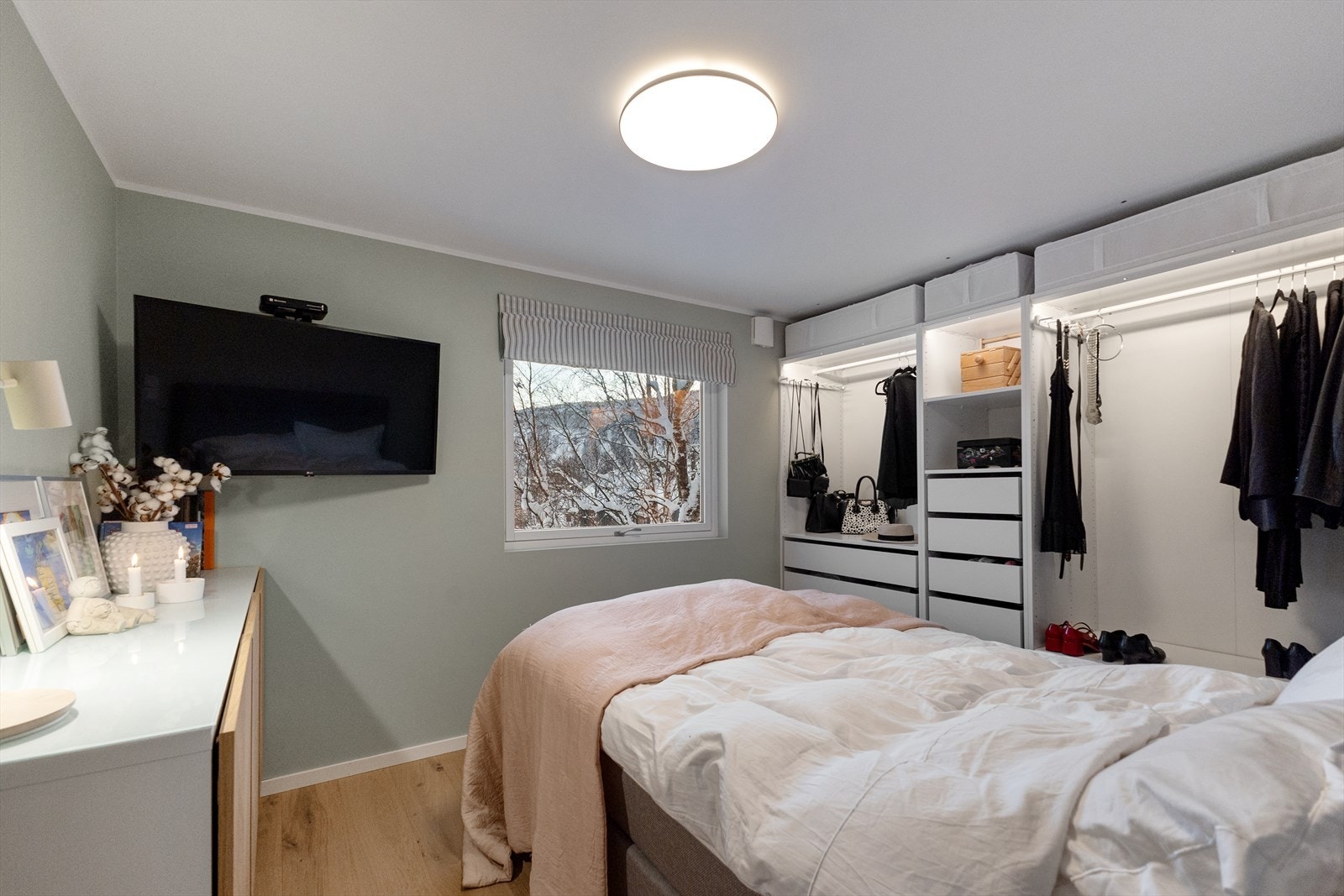 Soverom i 2.etg med PAX garderobe, tv/wifi uttak og stilmessig, utmerket innredet. Galleribilde