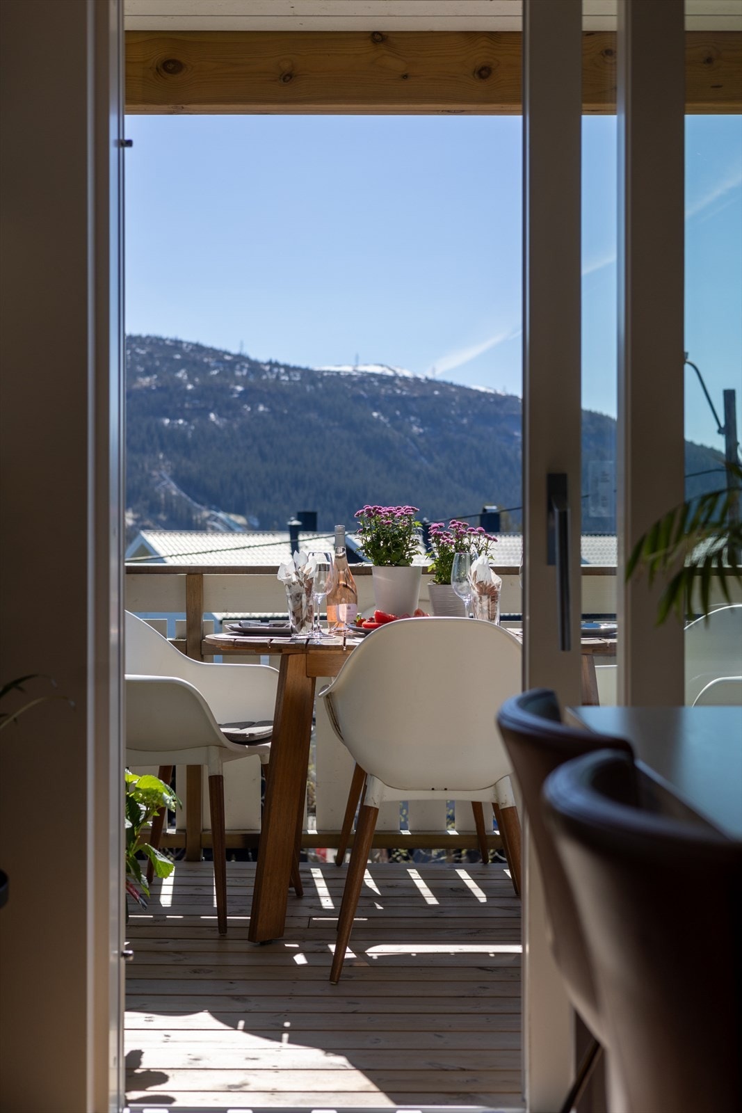 Hev/skyvedør mellom terrassen og spisestue/stue. Galleribilde