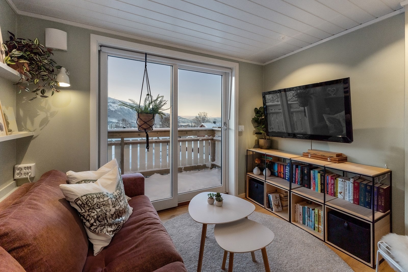Spotter ute på fasade/ved terrasse er fra 2021. Det er uttak for wifi + tv i loftsstue og på soverom. Galleribilde