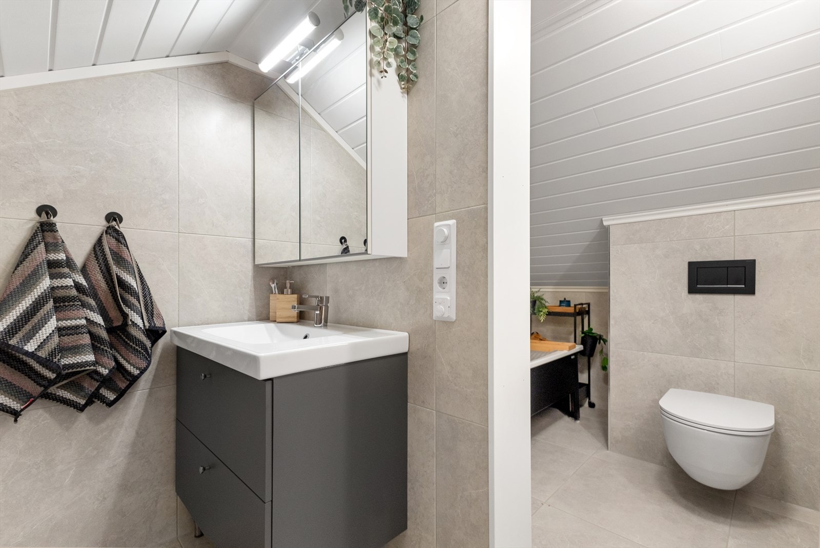 Badet er delt opp i to soner. Veggmontert wc med trykkbetjening, og det mange drømmer om, nemlig ett badekar der man opplever stillhet i høyeste grad. Ett glass vin, en bok, eller gjør absolutt ingenting. Galleribilde