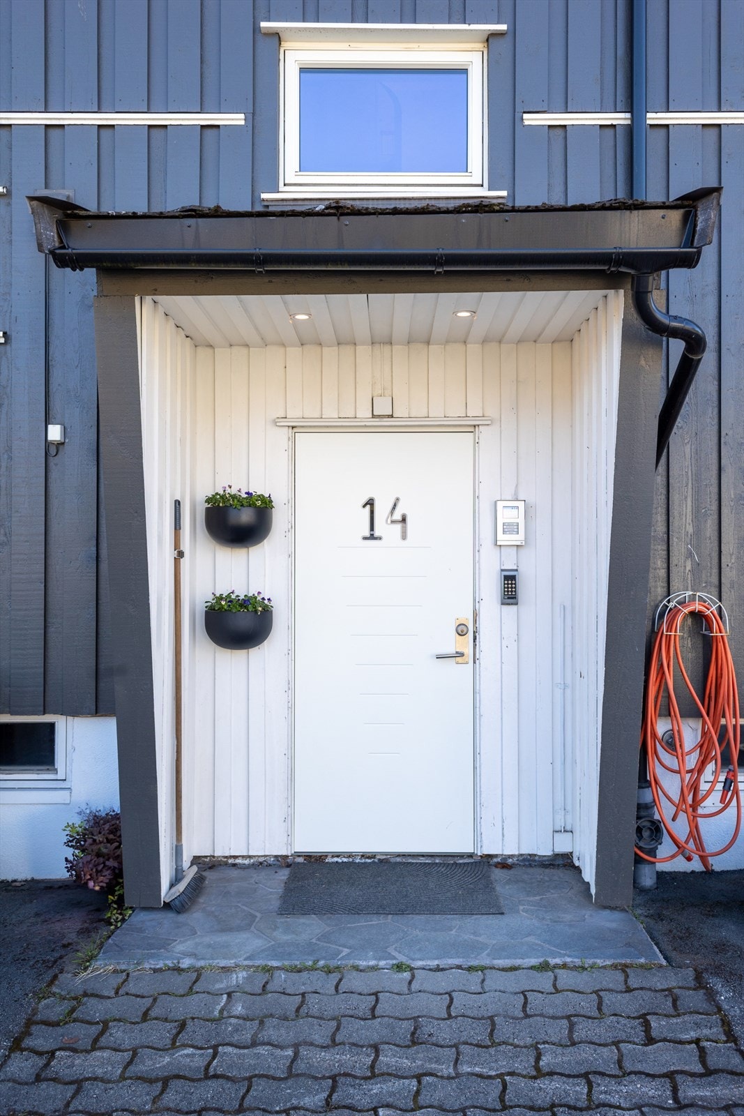 Ryddig og pent inngangsparti med bla. brosteinbelagt adkomst, nyere ytterdør, spotter i takoverbygget. Selge trappegangen som er felles, er også svært fint innredet og renovert. Galleribilde