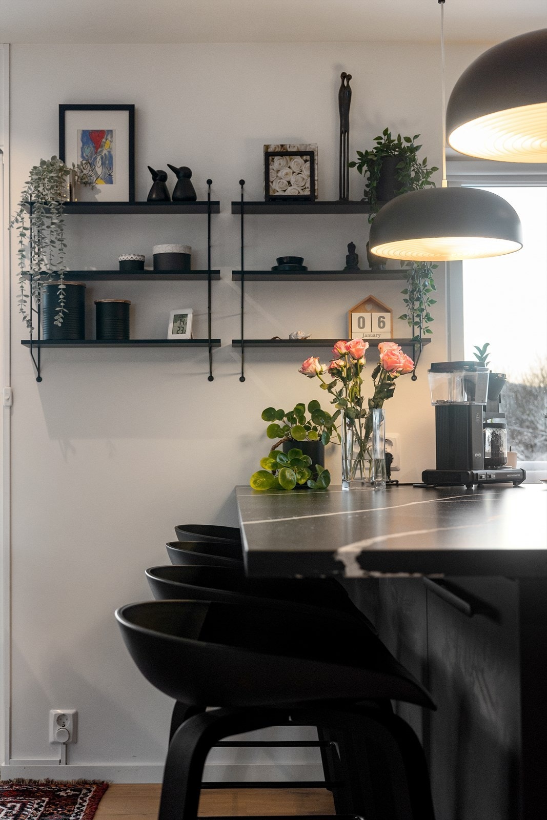 Kjøkkenbenken er trukket over underskap, slik at det er sitteplasser her, i tillegg er det plass til ett stort spisebord like ved. Legg merke til underskapene som også inneholder plass for oppbevaring. Galleribilde