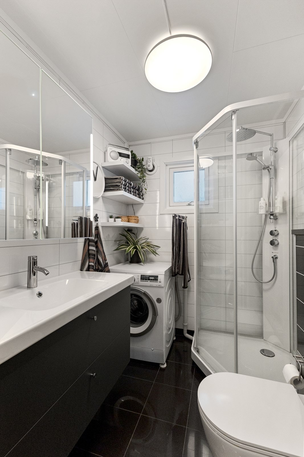 Badet i 2.etg med vaskeromsløsning. Det var forrige eier som fikk renovert dette badet, men selger har satt inn nytt toalett, Showorama dusjkabinett, nytt speilskap, nytt servantskap og blandebatteri. Galleribilde