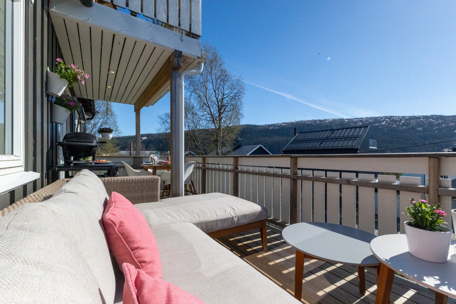 Balkong på ca. 13,5 m2 med rekkverk av tre, der det er lagt nytt asfaltdekke og terrassebord i 2023. Innfelte spotter under den overbygde delen av terrassen gir koselig stemning om kvelden. Galleribilde