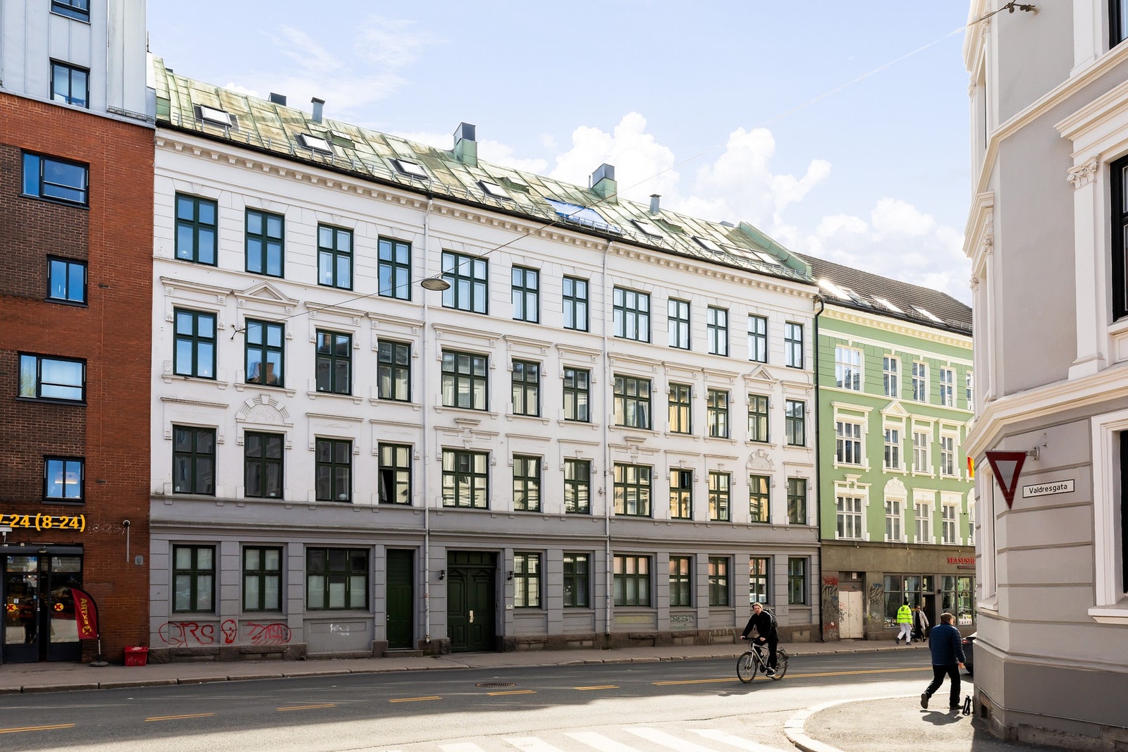 Her bor du midt på Grünerløkka med kollektivtilbud rett utenfor døren, og kort vei til Sofienbergparken, hyggelige kafeer, restauranter og nisjebutikker. Galleribilde
