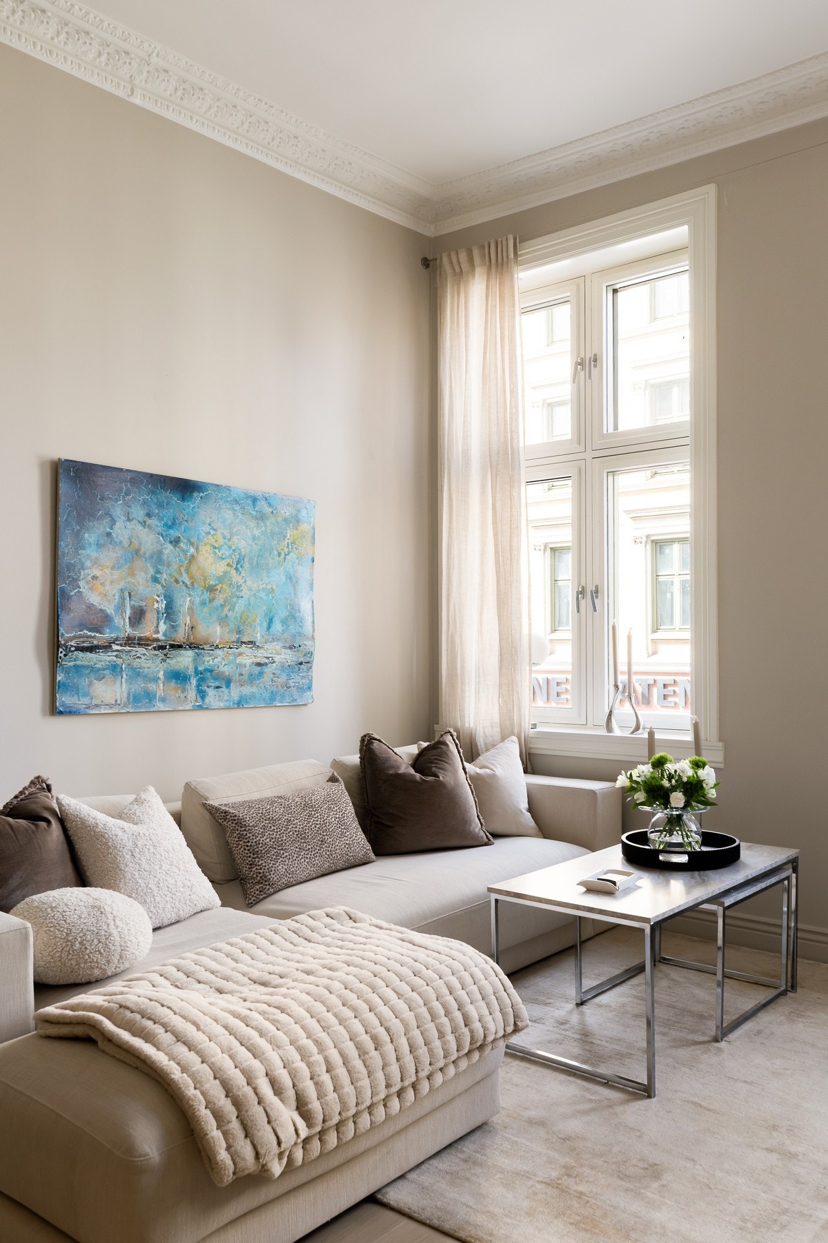 Nydelige klassiske detaljer og generøs takhøyde på 3 meter. Galleribilde