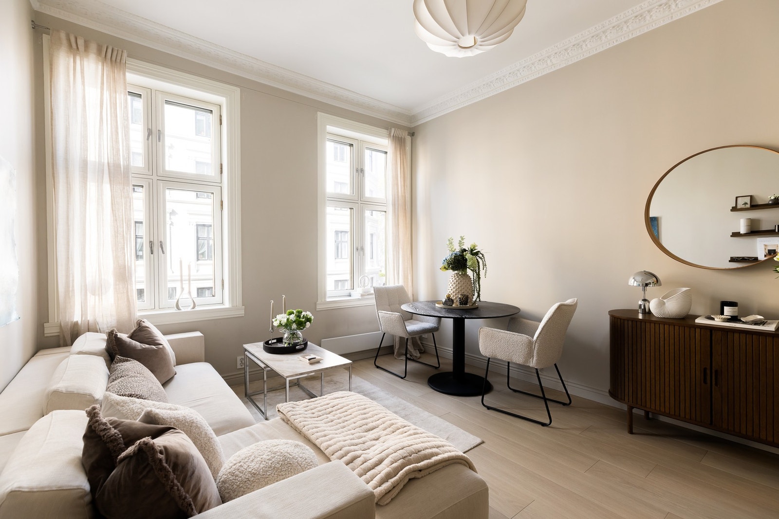 Den gjennomgående planløsningen sørger for en åpen og romslig romfølelse. Galleribilde