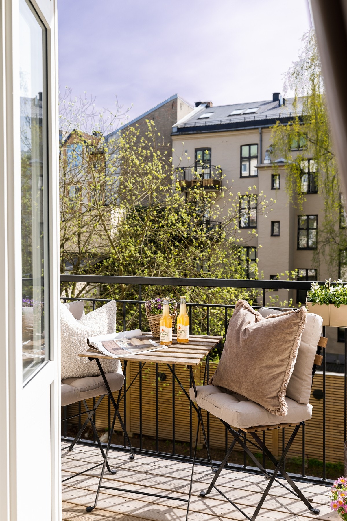 Balkongen er sydvendt og har gode solforhold fra tidlig morgen og utover ettermiddagen. Galleribilde
