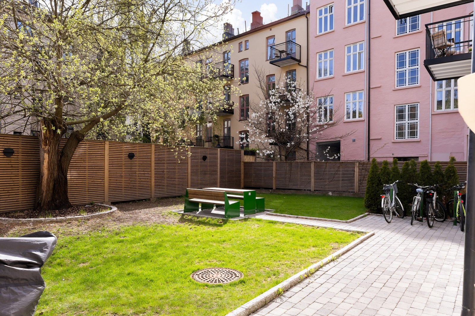Det er kun få minutters
gangavstand til rolige rekreasjonsområder i nærmiljøet som blant annet Birkelunden, Sofienbergparken,
Olaf Ryes plass og Akerselva. Galleribilde