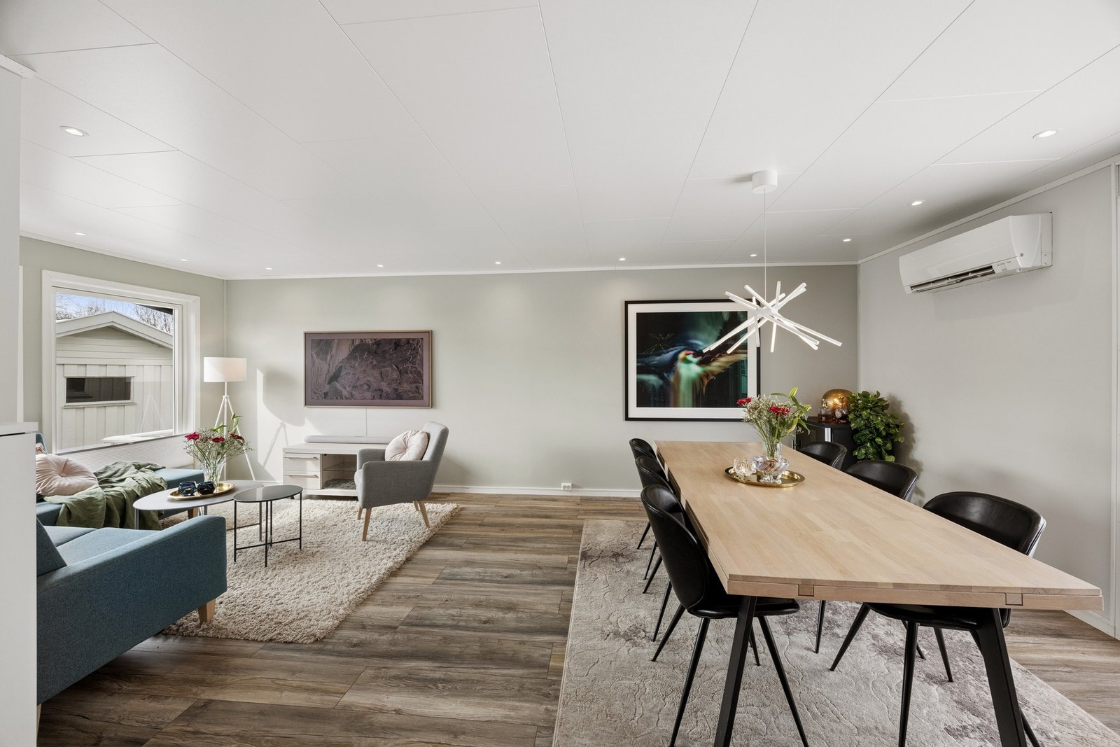 Lys og trivelig stue med moderne overflater Galleribilde