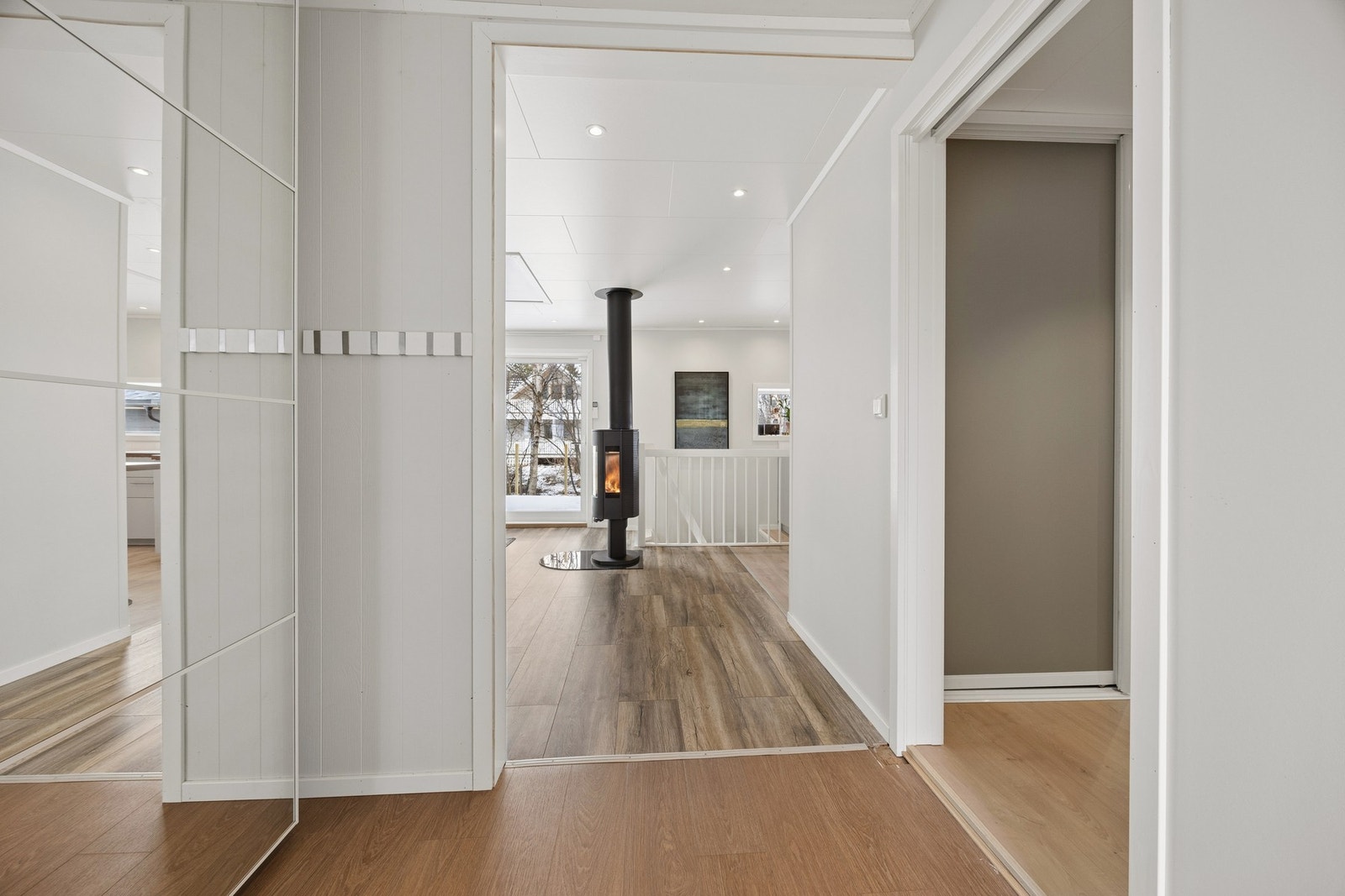 Entré med praktisk skyvedørsgarderobe Galleribilde