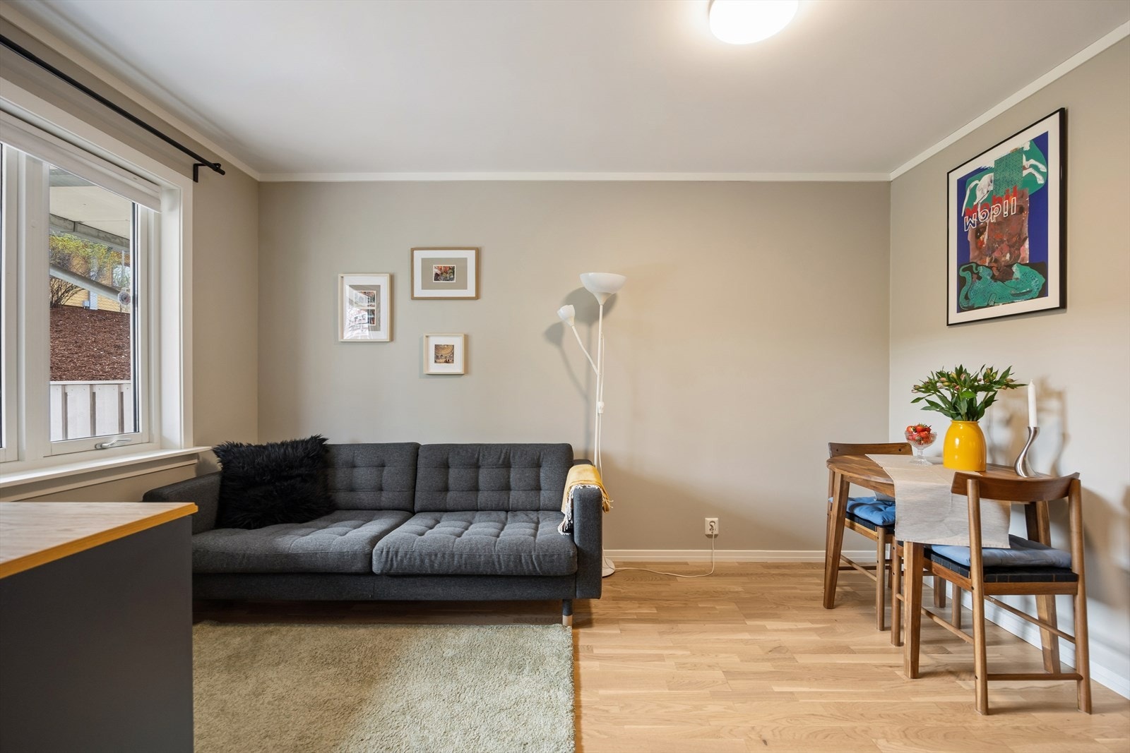 Her er det god plass til både sofagruppe og spisebord. Galleribilde