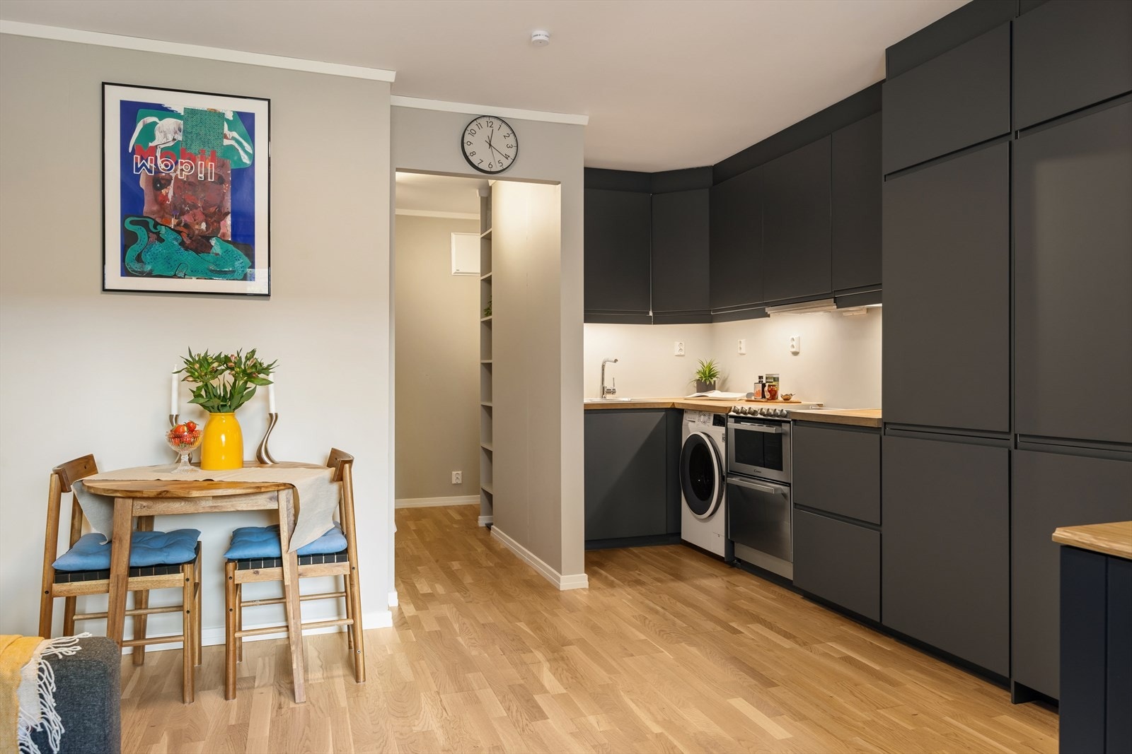 Stilrent kjøkken fra 2020 med glatte fronter og heltre benkeplate med sponkjerne. Praktisk utformet med gode arbeidsflater. Galleribilde