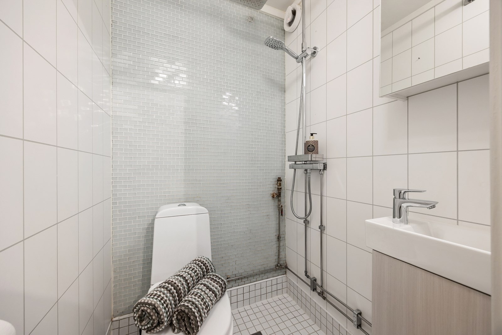 Badet er utstyrt med elektrisk styrt vifte. Galleribilde