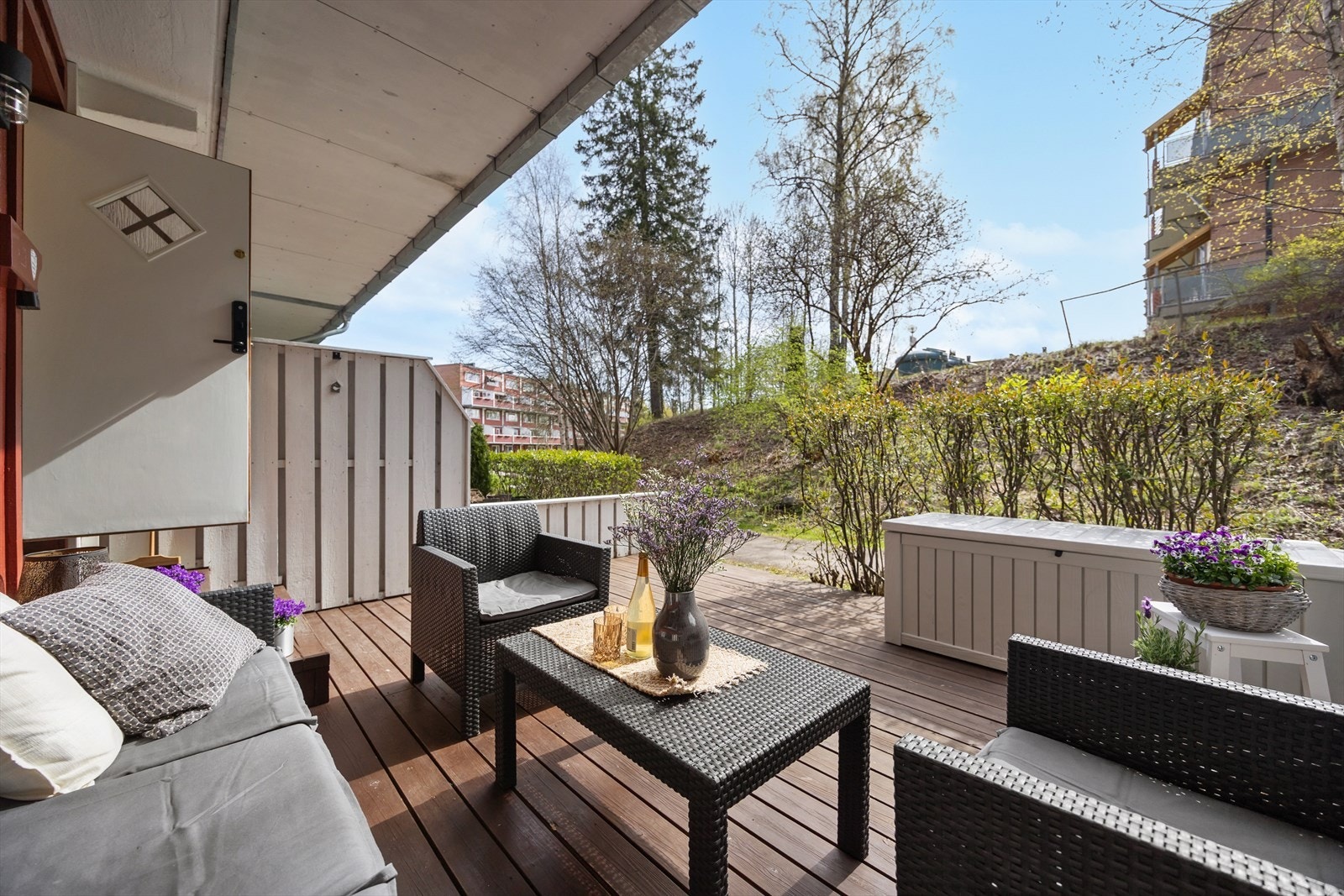 Ved inngangspartiet møter du en lun og stor markterrasse på 17m². Galleribilde