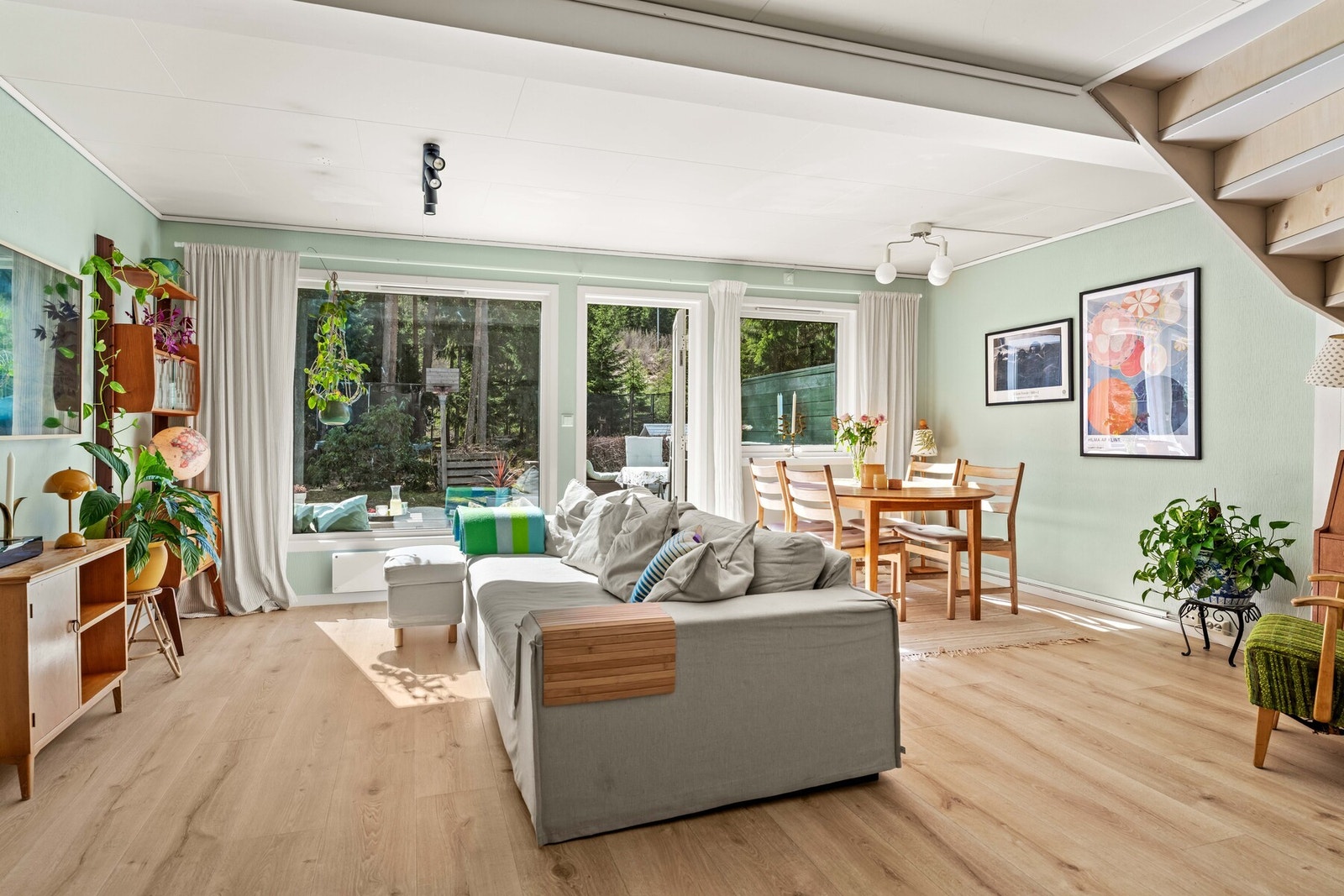 Stuen er lys og luftig, og har en god planløsning med naturlige soner for både sofa og spiseplass. Galleribilde