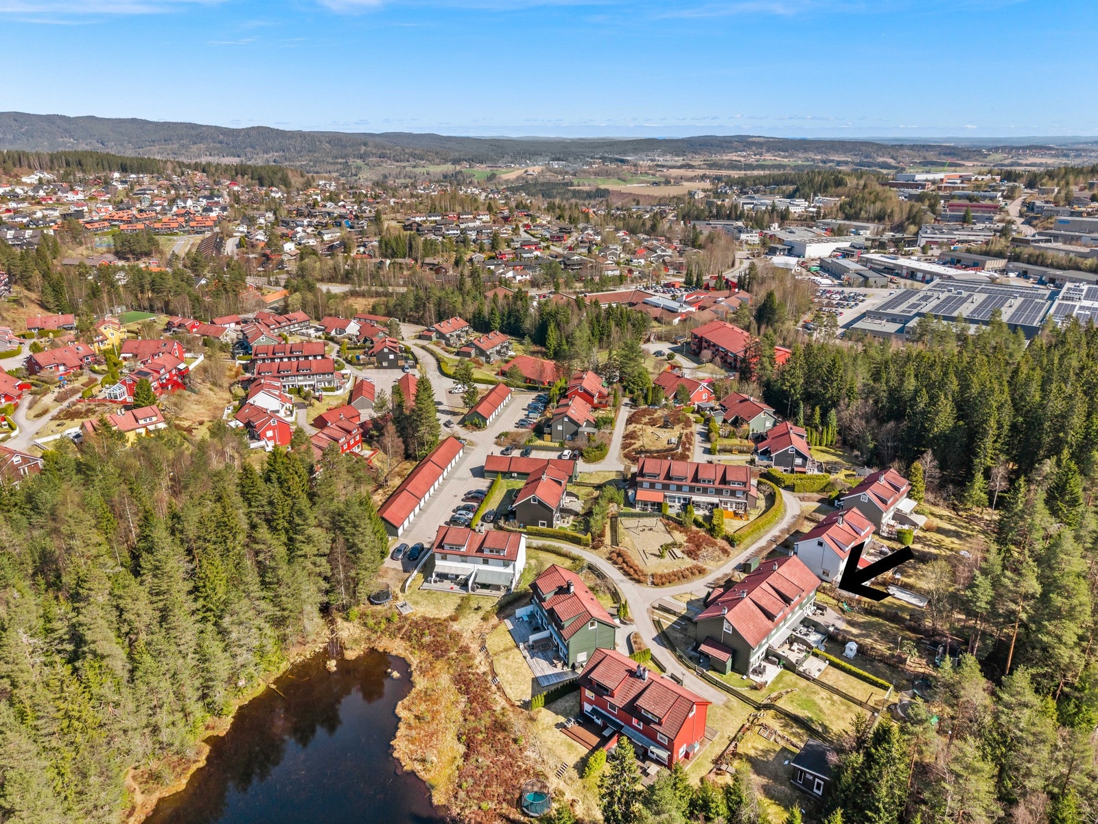 Her bor du skjermet til med lite gjennomgangstrafikk, samtidig som du har umiddelbar nærhet til fantastiske turområder i Lillomarka. Galleribilde