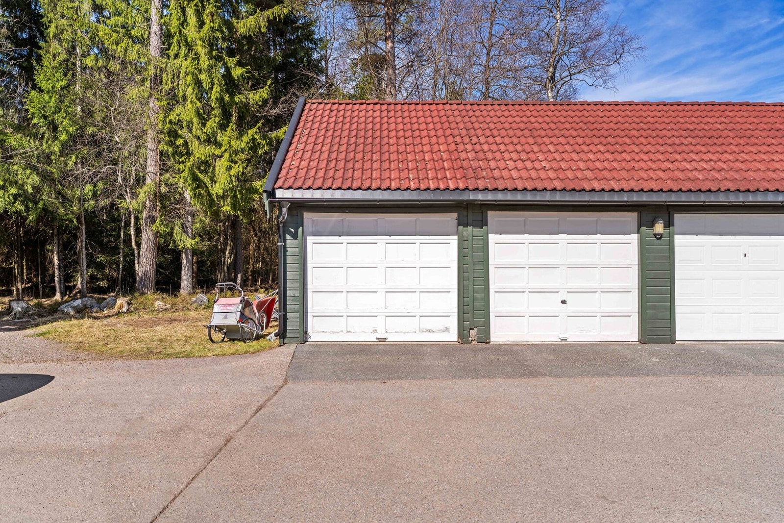 Boligen disponerer en garasjeplass med elbillader i felles garasjerekke. Galleribilde