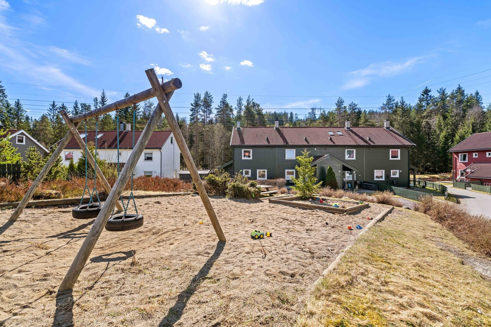 Rett utenfor boligen ligger det en felles lekeplass. Galleribilde