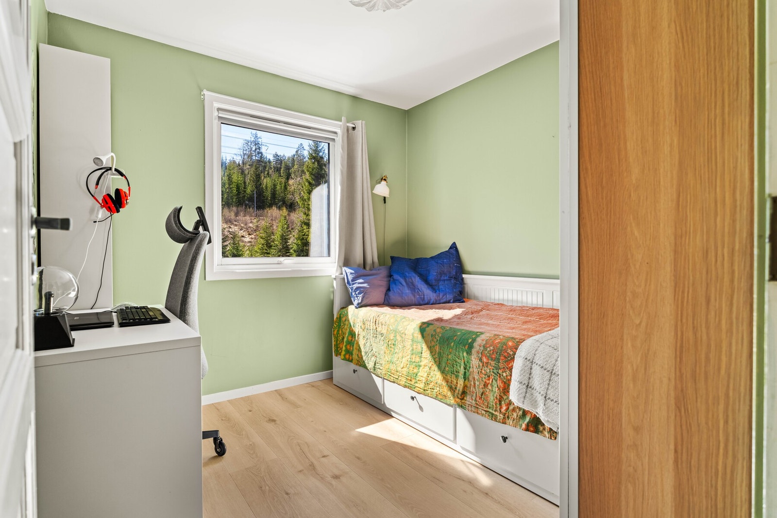 Soverom tre egner seg som både soverom og hjemmekontor, med plass til seng, skrivebord og garderobeskap. Galleribilde