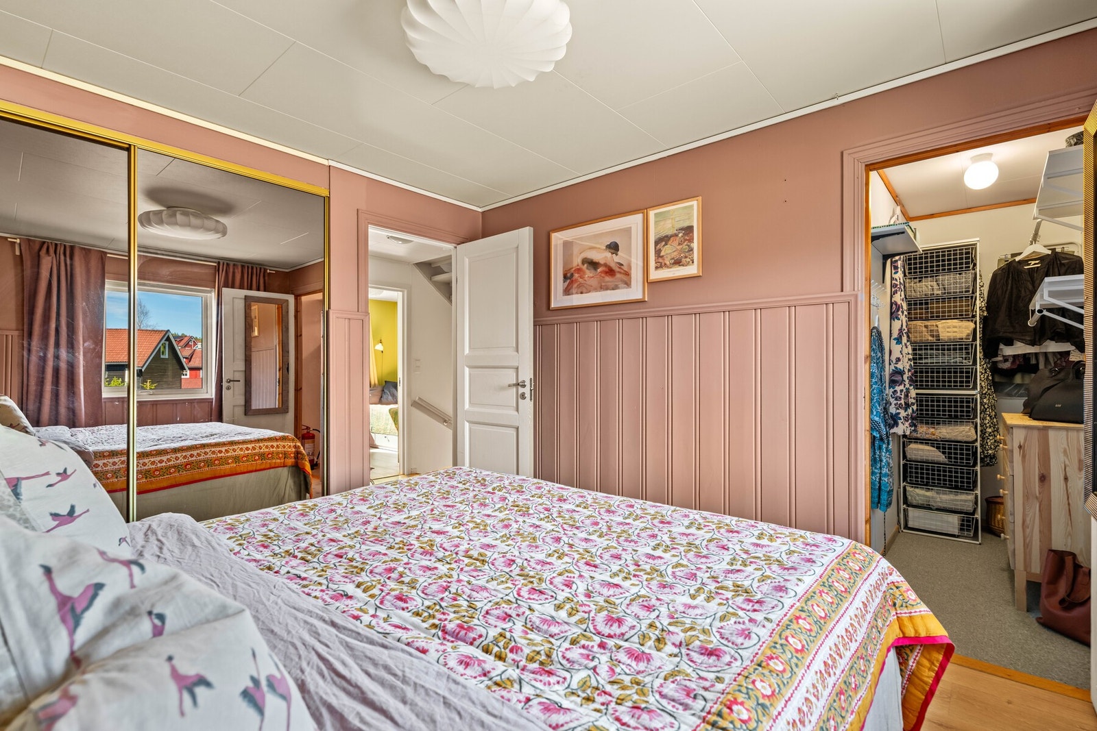 Rommet er utstyrt med både eget garderoberom/bod og en plassbesparende skyvedørsgarderobe med speilfronter. Galleribilde