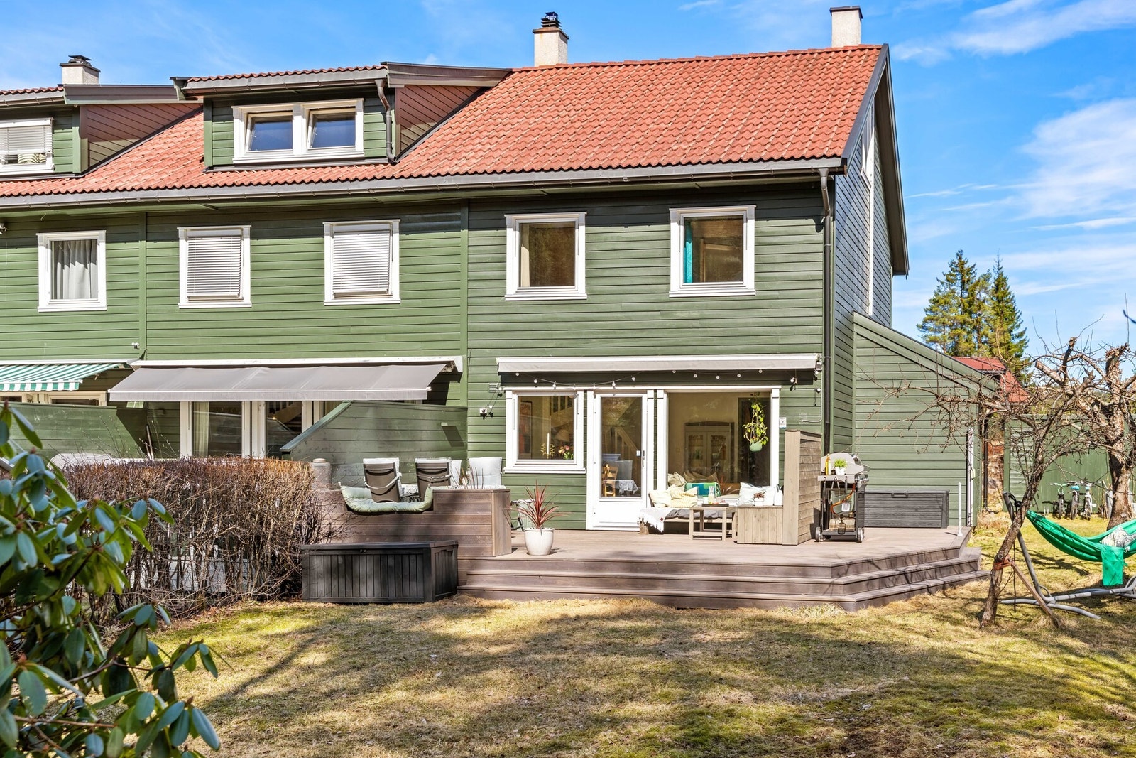 Boligen har en ekstra romslig og skjermet uteplass. Den store og flate tomten gjør uteområdet svært anvendelig, enten det er til lek, avslapning eller sosiale sammenkomster. Galleribilde