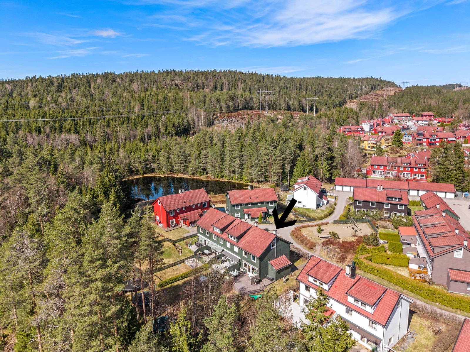 Eiendommen grenser mot grøntområder og lysløype, noe som gir unike muligheter for friluftsliv året rundt, enten du foretrekker skiturer om vinteren eller rolige skogsturer i sommerhalvåret. Galleribilde