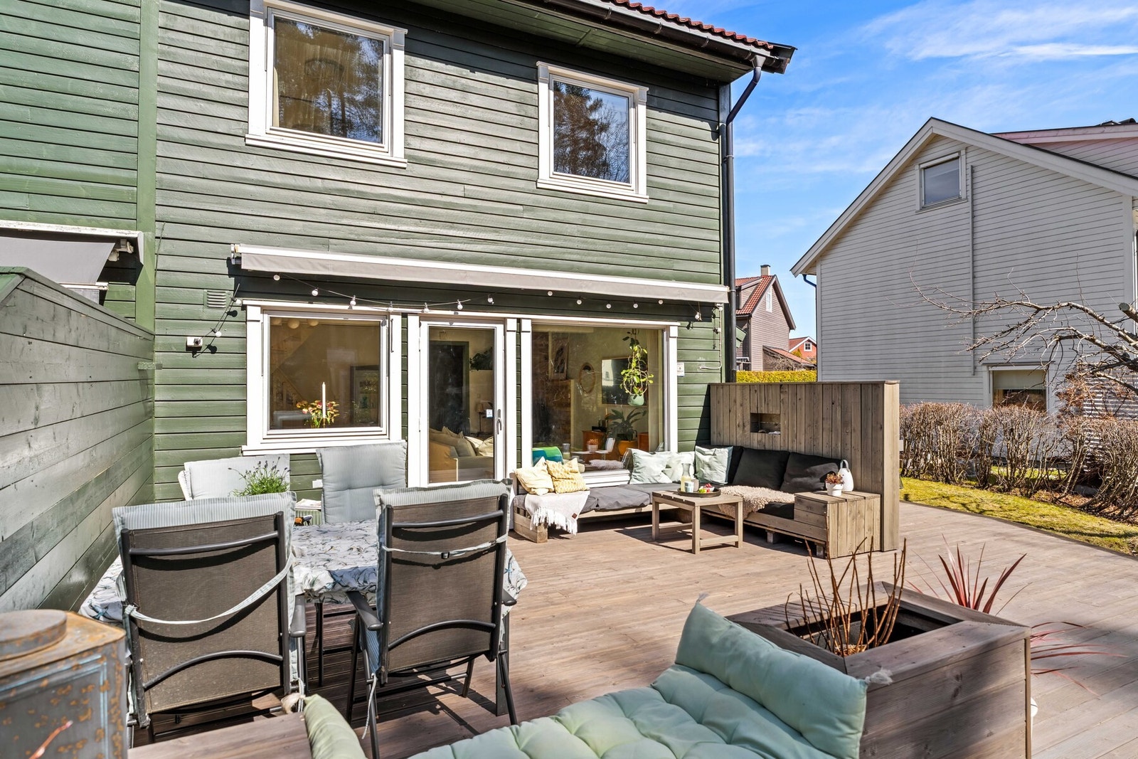 Terrassen på ca. 36 kvadratmeter har god plass til både spisegruppe, lounge og grill. Galleribilde