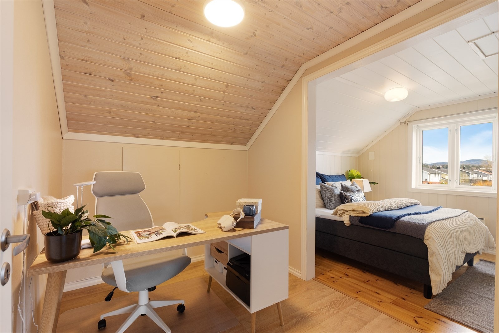 Det tilstøtende rommet egner seg godt som for eksempel kontorplass eller walk-in-garderobe. Galleribilde