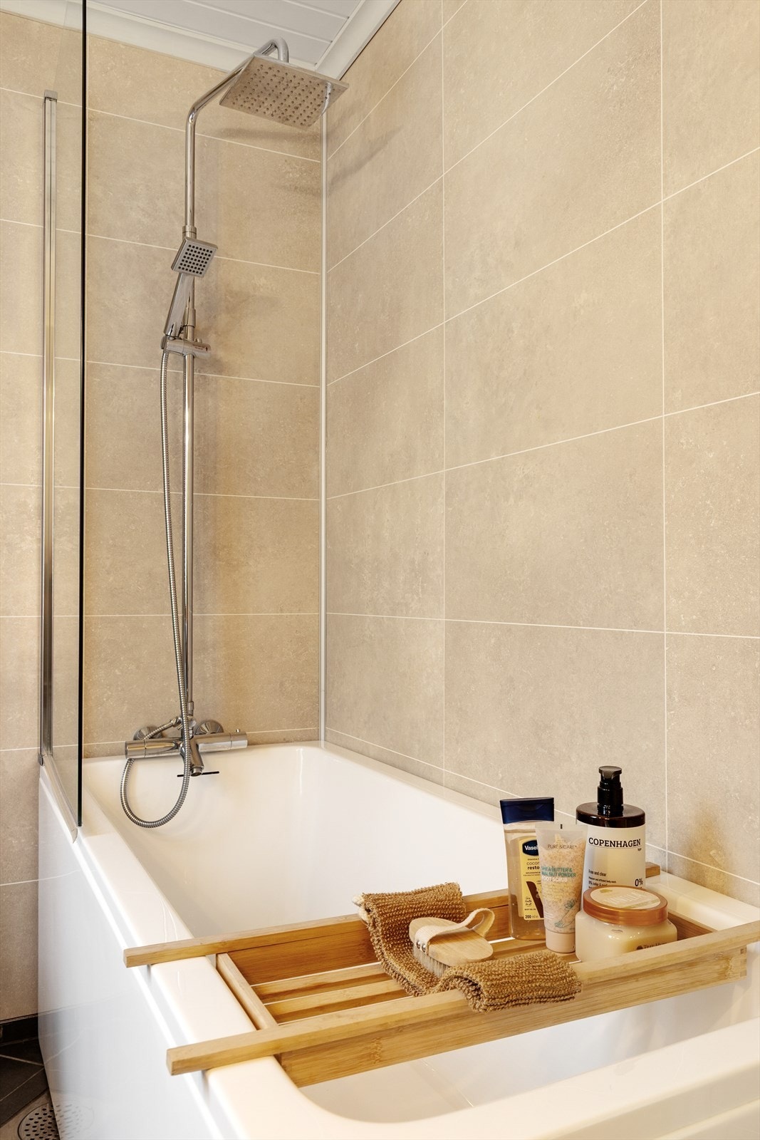 Badet har baderomsplater på veggene og fliser på gulvet. Rommet har mekanisk ventilasjon. Galleribilde