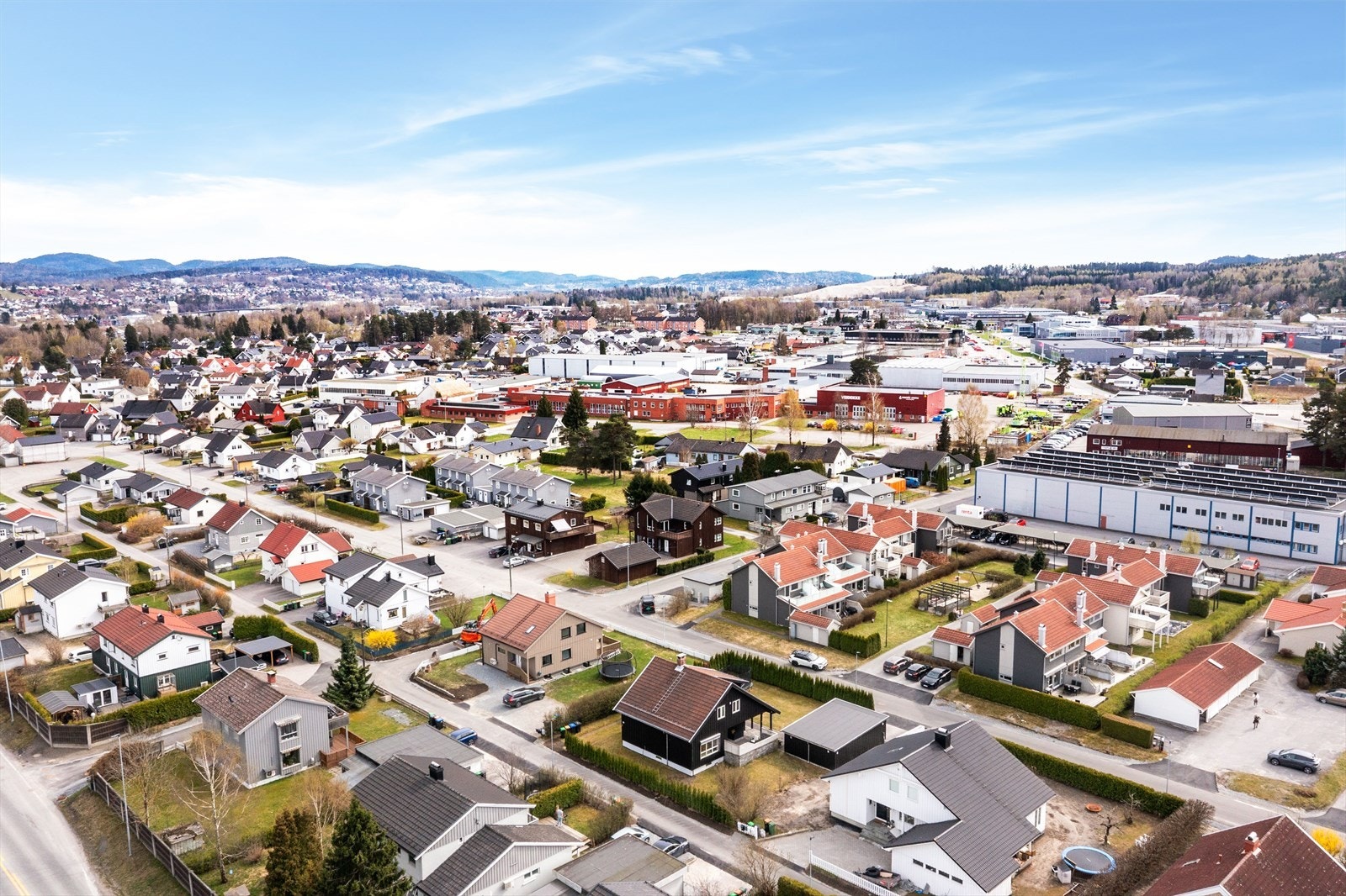 Nærområdet består hovedsakelig av eneboliger og annen småhusbebyggelse. Galleribilde