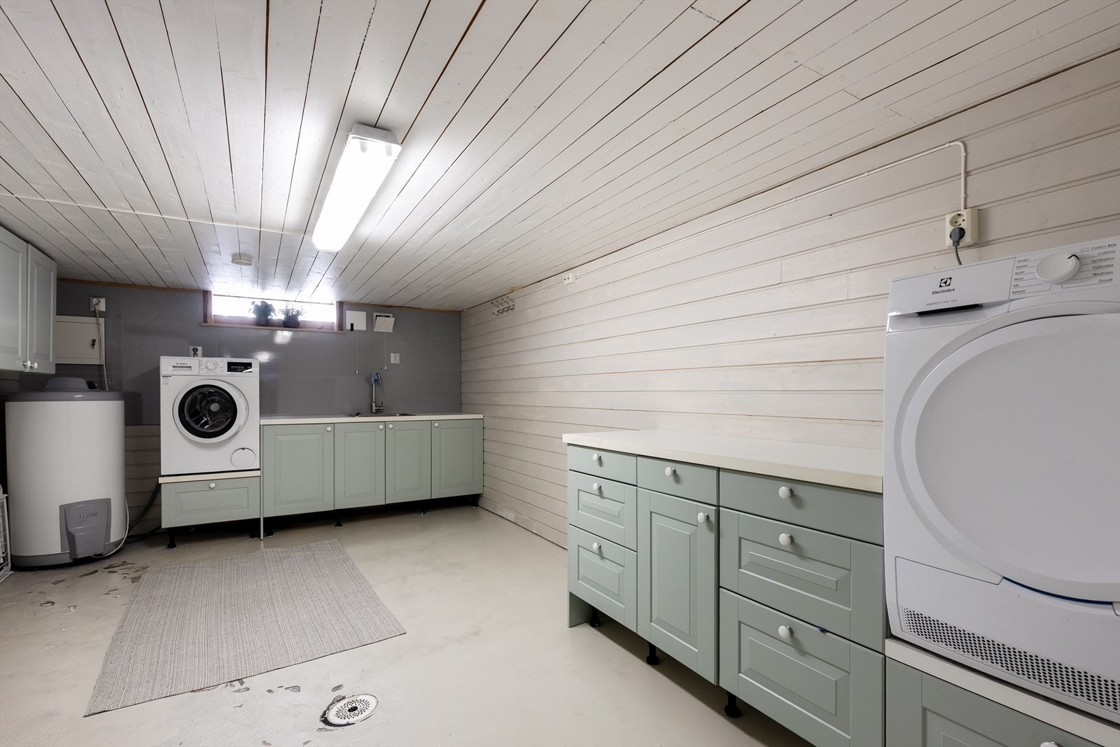 Stort og praktisk vaskerom i kjelleren med god oppbevaringsplass og opplegg for vaskemaskin. Varmtvannstanken er fra 2007. Galleribilde