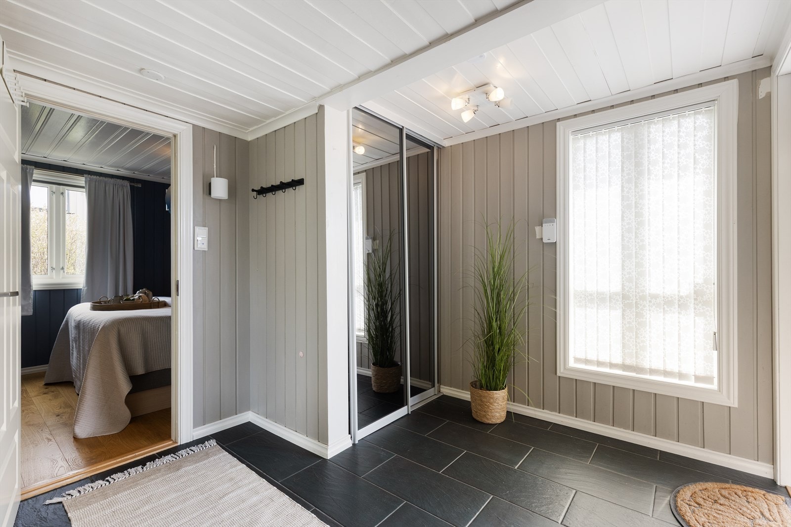 Fra hallen er det inngang til ett av soverommene i første etasje. Galleribilde