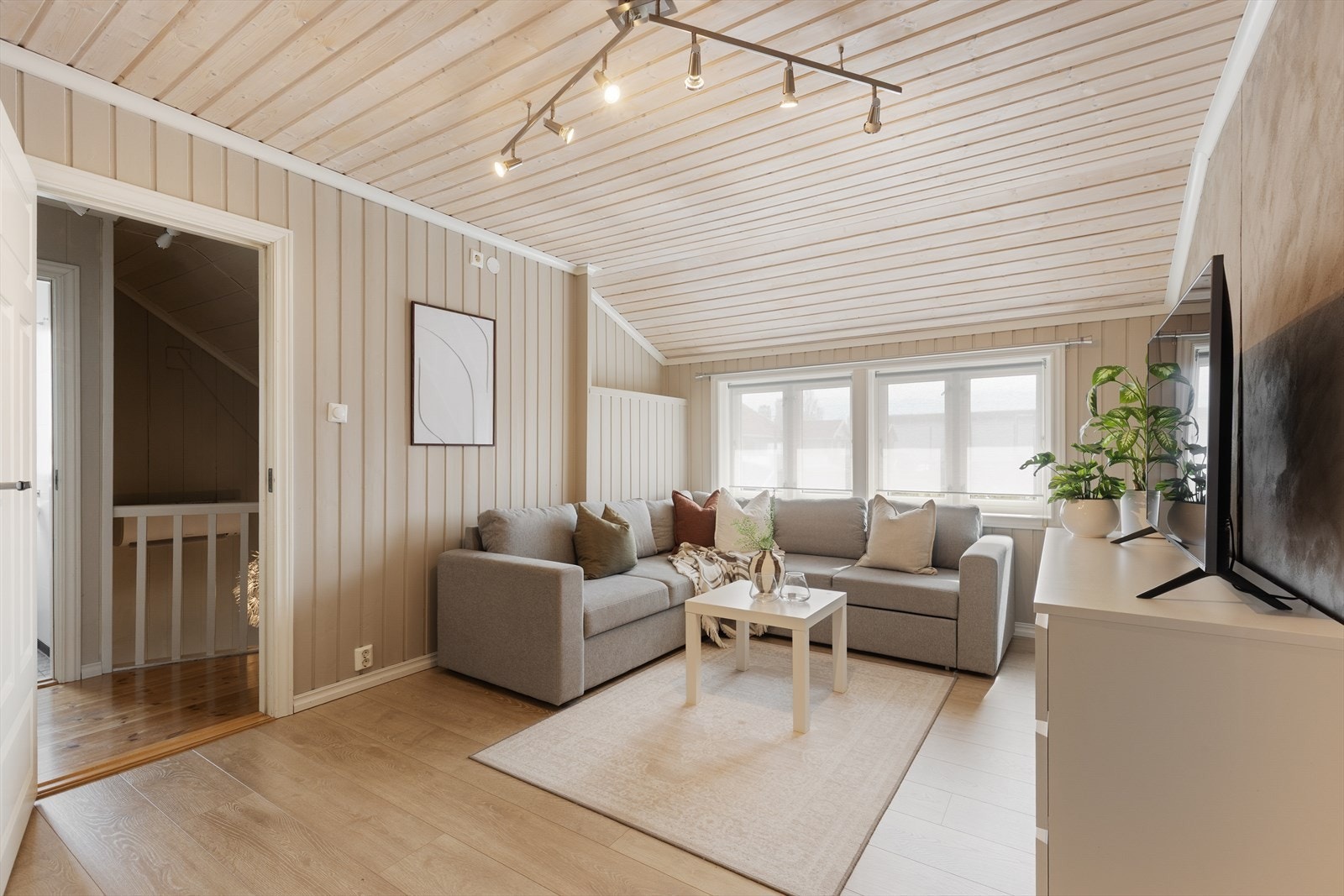 Loftstuen i andre etasje gir en ekstra, tilbaketrukket sone for familien, med panel i himlingen. Galleribilde